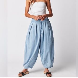We The Free People Ridley Pull On Barrel Jeans Slouchy Pleated Soft Denim Size L